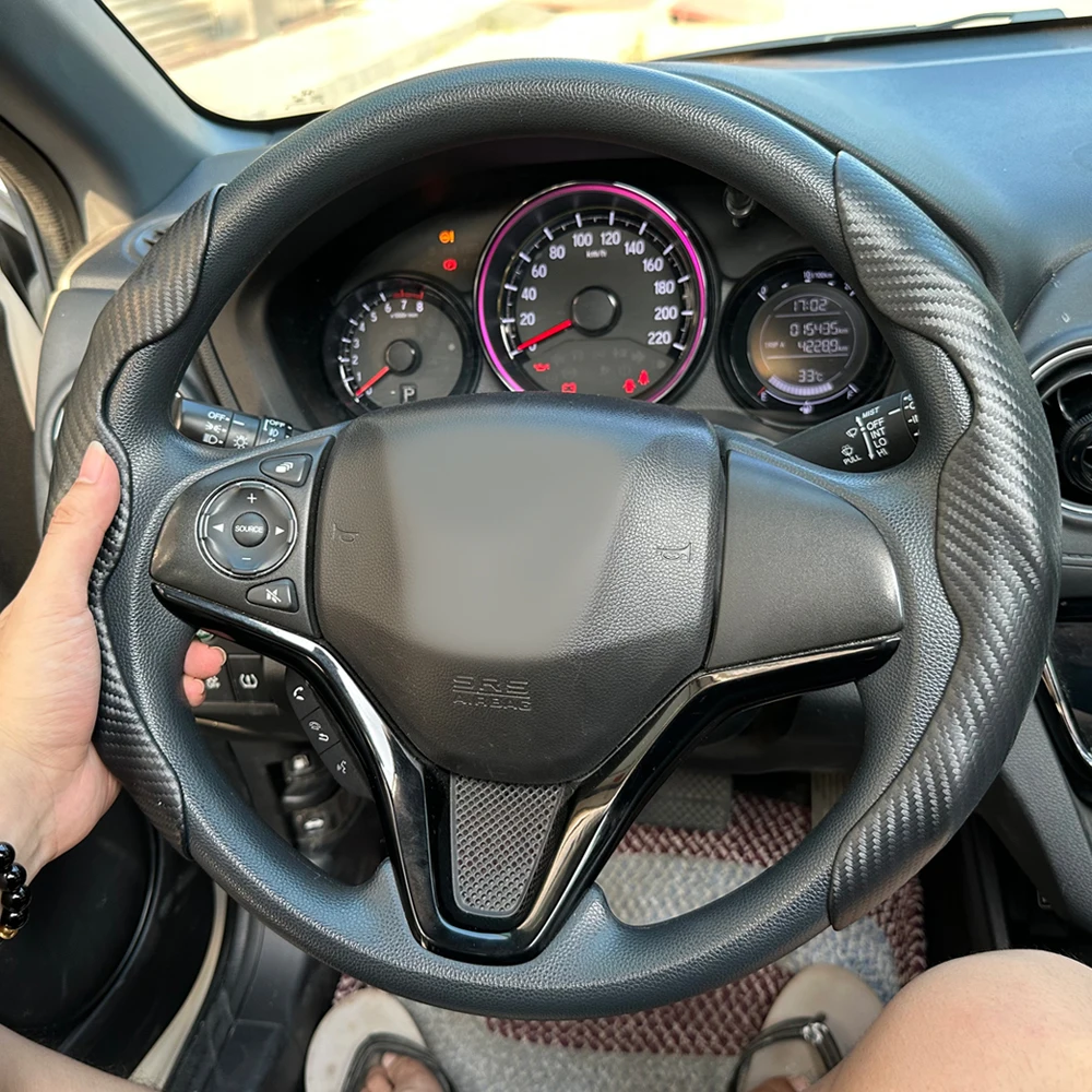 Segmented Design Stitching Segmented design with subtle stitching on the Tesla steering wheel cover
